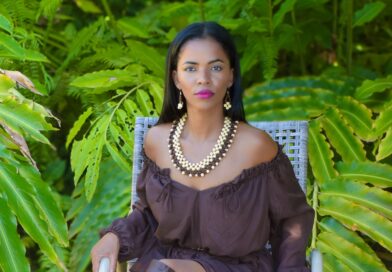 Poderosa e Elegante, Juliett Bruno brilha em campanha de biojoias da Zezé Mari Arts