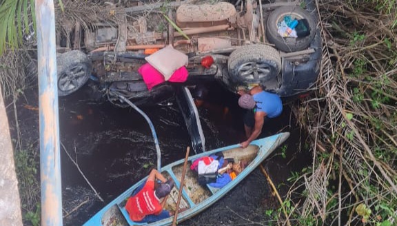Motorista perde controle, bate em veículo e cai da Ponte do Ferten próximo a Andaraí na BA-142