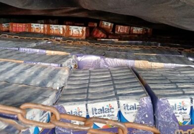 PRF apreende carga de produtos alimentícios avaliada em cerca de R$ 400 mil na BR-242, em Seabra