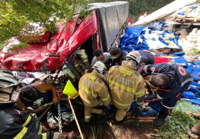 Bombeiros resgatam vítima que ficou presa nas ferragens após acidente veicular na BR-242