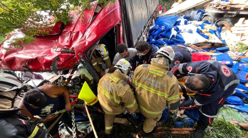 Bombeiros resgatam vítima que ficou presa nas ferragens após acidente veicular na BR-242