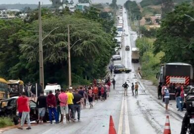 Carreta desgovernada causa acidente na BR-242 em Seabra na Chapada Diamantina