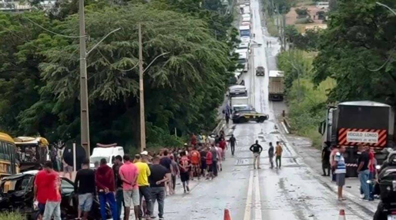 Carreta desgovernada causa acidente na BR-242 em Seabra na Chapada Diamantina