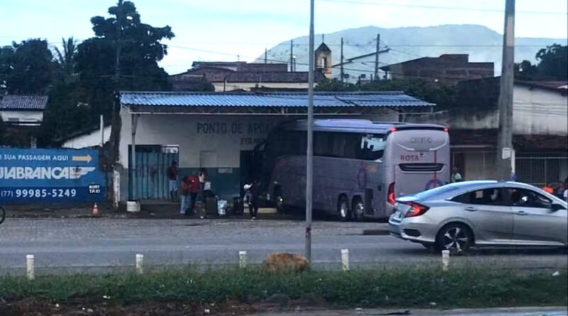 Motorista foge após ônibus invadir rodoviária e matar duas mulheres em Itambé, no sudoeste da Bahia