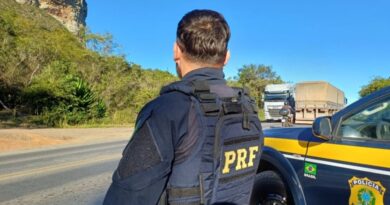 PRF presta apoio a mulher em situação de vulnerabilidade na BR-242, na Bahia