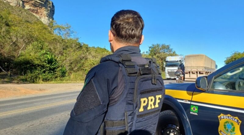 PRF presta apoio a mulher em situação de vulnerabilidade na BR-242, na Bahia