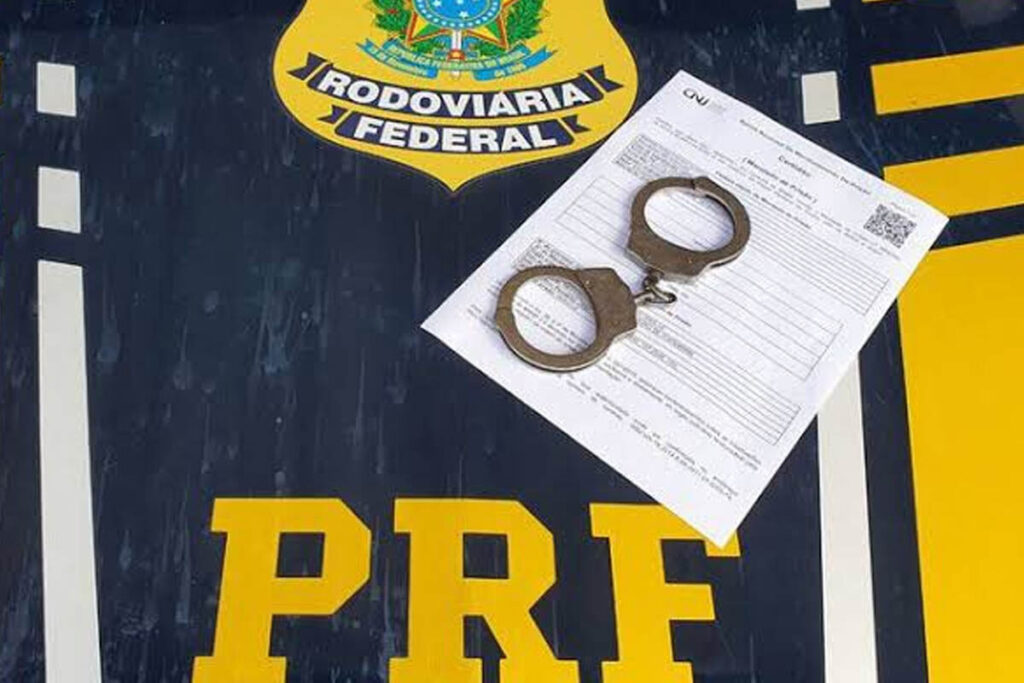 PRF cumpre mandado de prisão por tráfico de drogas durante abordagem na BR-242 em Itaberaba