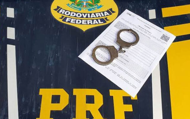 PRF cumpre mandado de prisão por tráfico de drogas durante abordagem na BR-242 em Itaberaba
